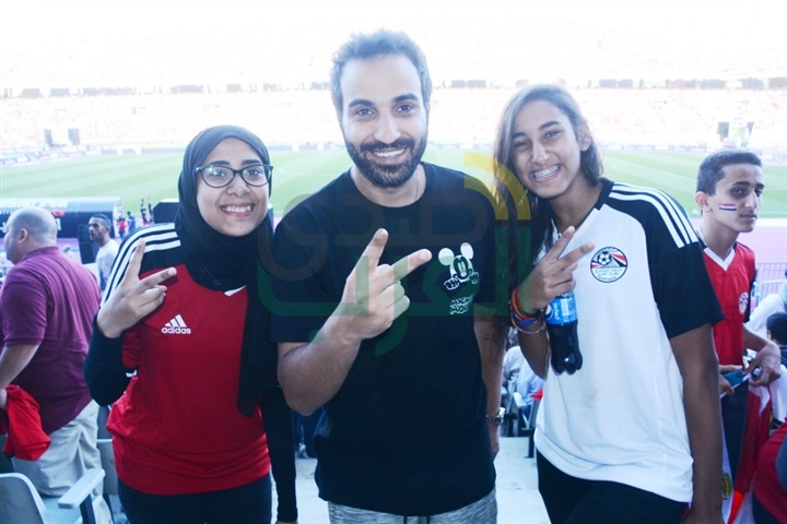 بالصور.. وزراء وفنانون وسياسيون يساندون منتخب مصر من المدرجات