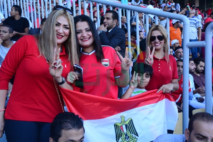 بالصور.. وزراء وفنانون وسياسيون يساندون منتخب مصر من المدرجات