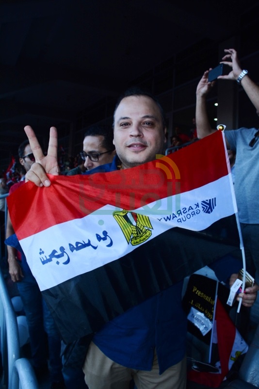 بالصور.. وزراء وفنانون وسياسيون يساندون منتخب مصر من المدرجات