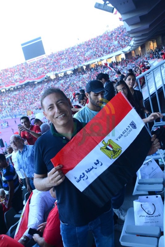 بالصور.. وزراء وفنانون وسياسيون يساندون منتخب مصر من المدرجات