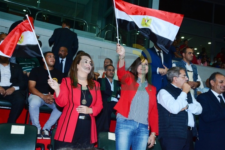 بالصور.. وزراء وفنانون وسياسيون يساندون منتخب مصر من المدرجات