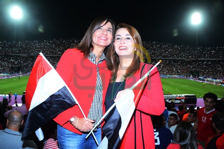 بالصور.. وزراء وفنانون وسياسيون يساندون منتخب مصر من المدرجات