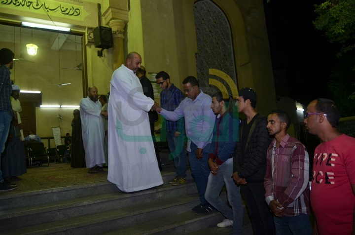 بالصور.. انتهاء عزاء شقيق سليمان عيد بحضور نجوم الفن