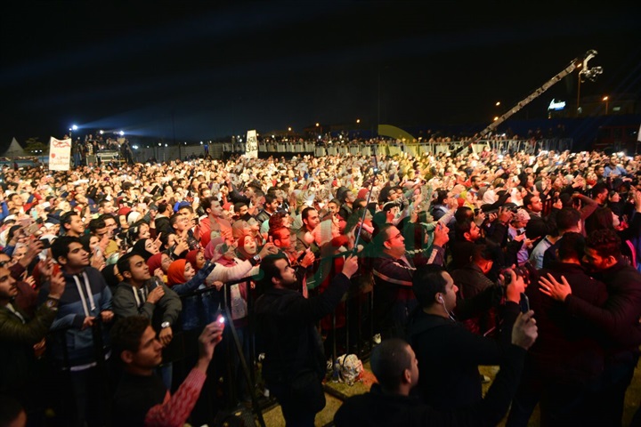 بالصور .. الجمهور يتحدي برودة الجو ويتوافد بالآلاف على حفل حماقي ب ٦أكتوبر