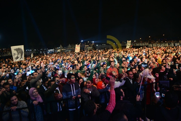 بالصور .. الجمهور يتحدي برودة الجو ويتوافد بالآلاف على حفل حماقي ب ٦أكتوبر